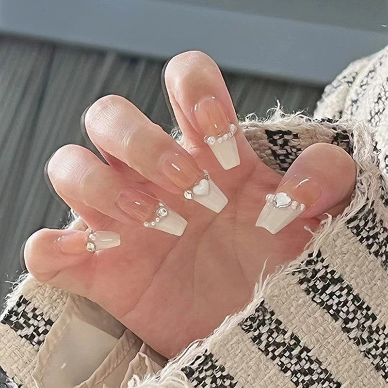 Kunstfingernägel mit Glamourösen Perlen-Details Brehn