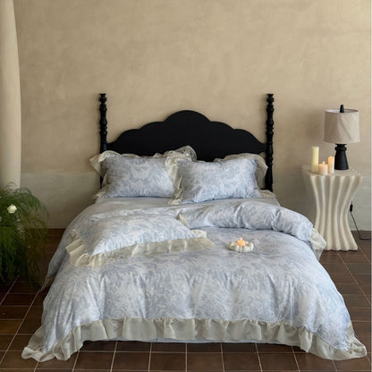 Romantische Bettwäsche-Garnitur im floralen Jacquard mit dekorativem Volant
