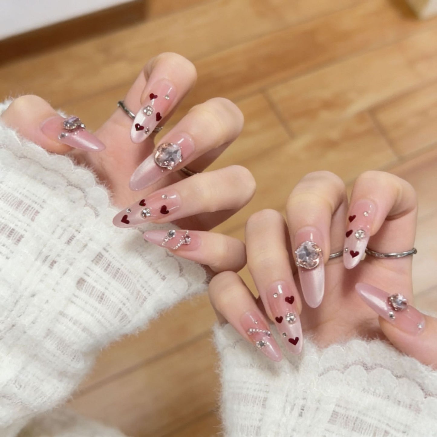 Dekorative Press-On-Nagelkunst mit Herz- und Edelsteindetails Brehn