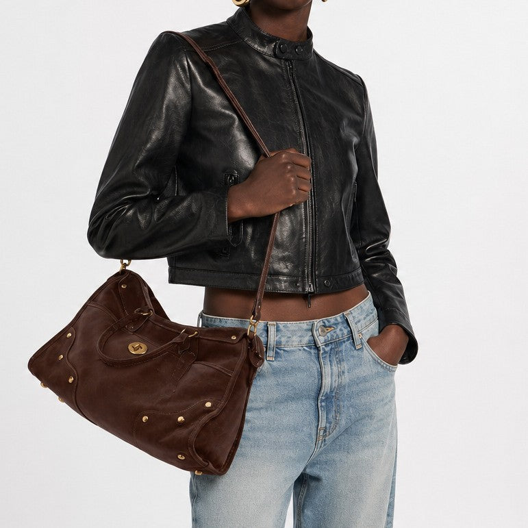 Elegante Wildlederhandtasche mit Messingakzenten