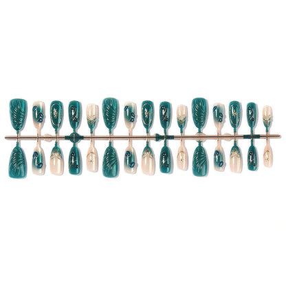 Kunstnagelset mit Exklusivem Blattdesign und Eleganten Glitzerakzenten Brehn