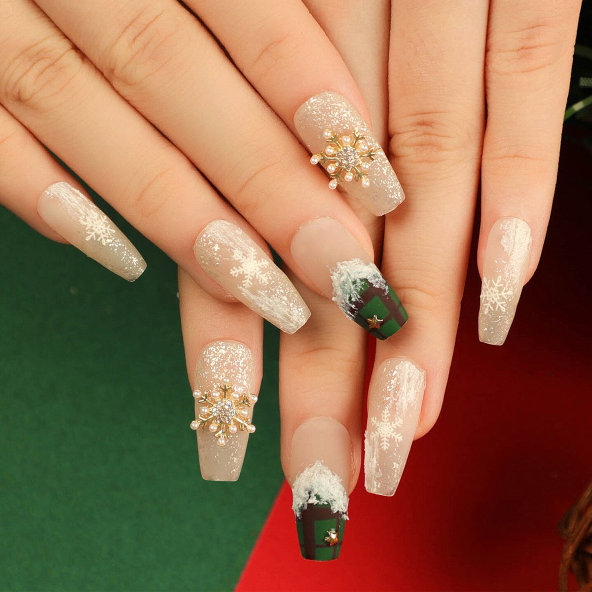 Kunstvolle Nagelverlängerungen mit festlichem Weihnachtsdesign Brehn