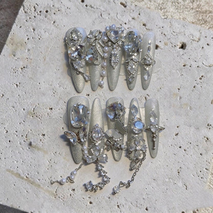 Dekorative Nagelkunst