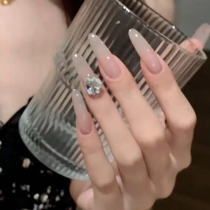 Glamouröse mit Strass verzierten Press-On-Nagelerweiterungen Brehn