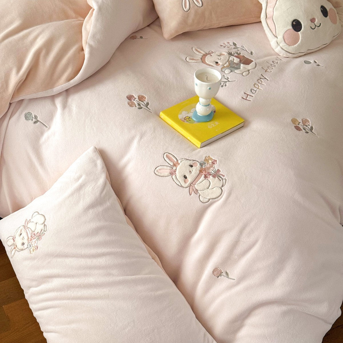Niedliches Kinder-Bettwäscheset aus weichem Baumwoll-Frottee mit bestickten Katzen‑Applikationen und Kuschelplüschkissen