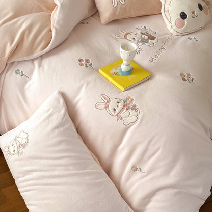 Niedliches Kinder-Bettwäscheset aus weichem Baumwoll-Frottee mit bestickten Katzen‑Applikationen und Kuschelplüschkissen