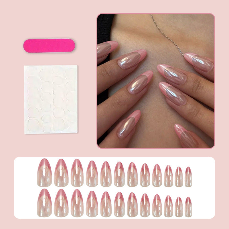 Kunstnagelset mit eleganten spitzen Formen und glänzenden Akzenten Brehn