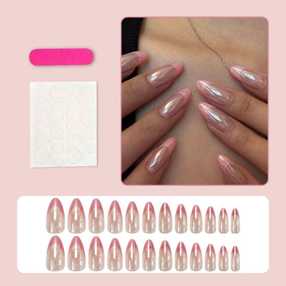 Kunstnagelset mit eleganten spitzen Formen und glänzenden Akzenten Brehn