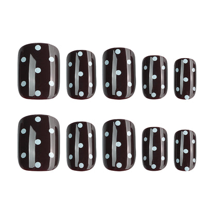 Kunstvolle Nagelkunst mit verspieltem Punktedesign Brehn