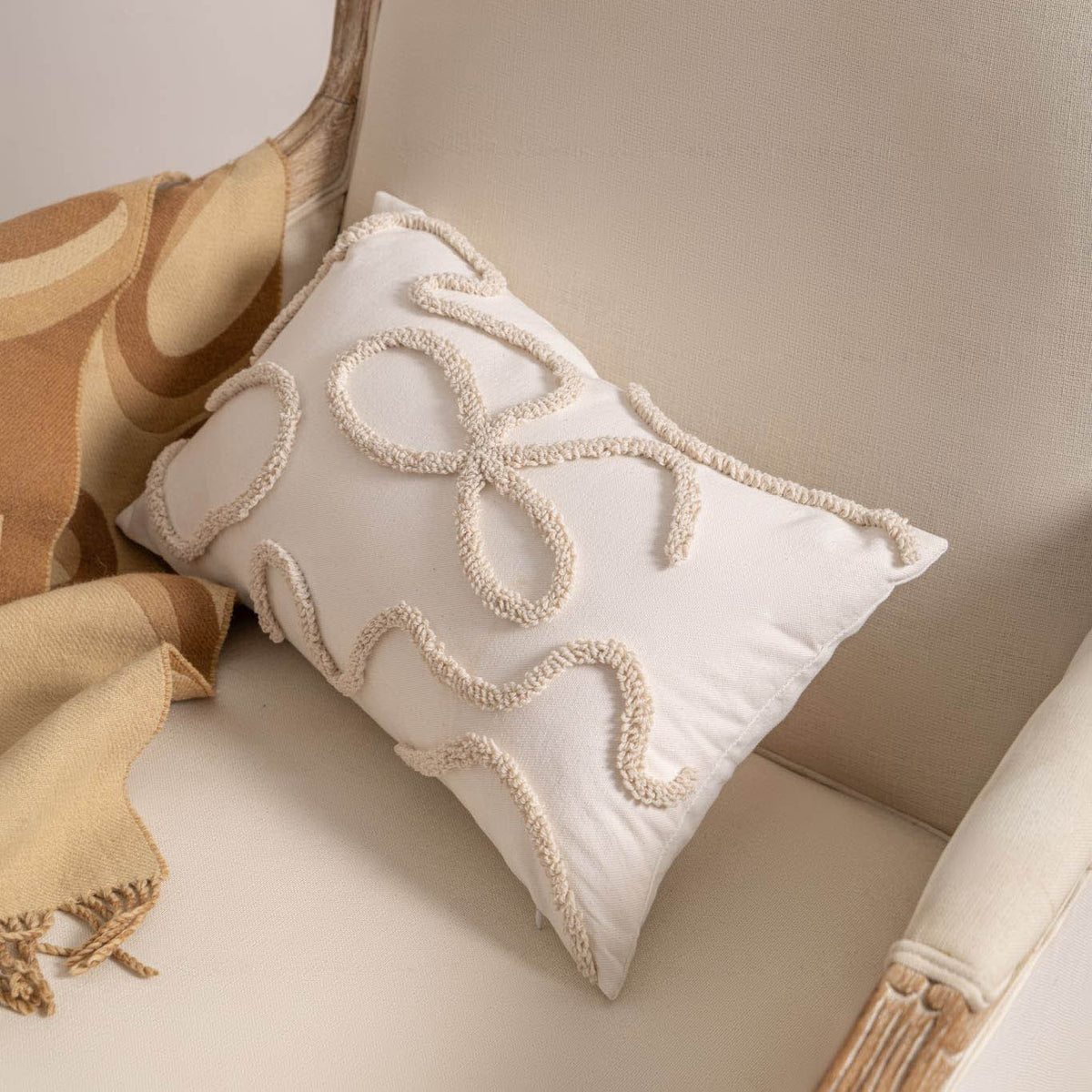 Bohemian Loop-Tufted Lendenkissenbezug mit geschwungener Applikationstextur