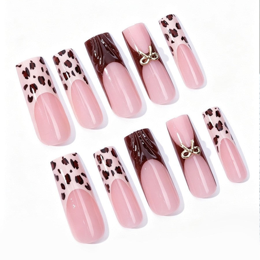 Kunstnagelset mit stilvollem Leopardenmuster und eleganten Akzenten Brehn