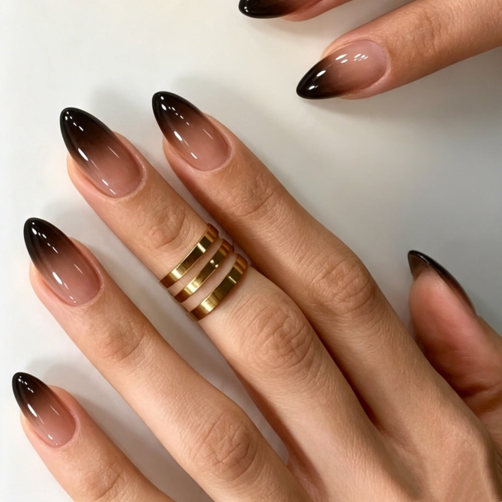 Kunstnägel mit Elegantem Ombre-Design und Filigranem Rand Brehn