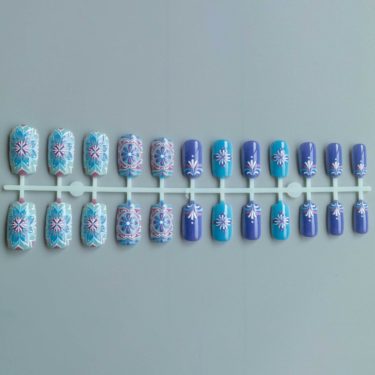 Künstlerisches Blumenmuster Nagelkunst