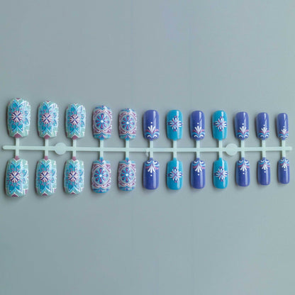 Künstlerisches Blumenmuster Nagelkunst