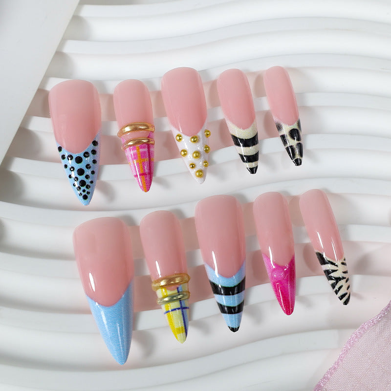 Kunstnagelset mit trendigen geometrischen und modernen Designs Brehn