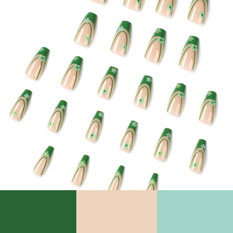 Kunstvolle Nagelkunst mit floralen Akzenten und elegantem Design Brehn