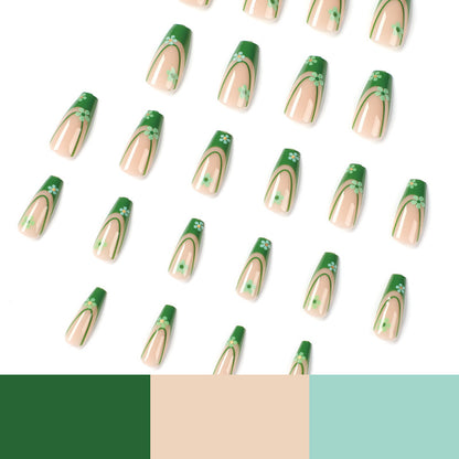 Kunstvolle Nagelkunst mit floralen Akzenten und elegantem Design Brehn