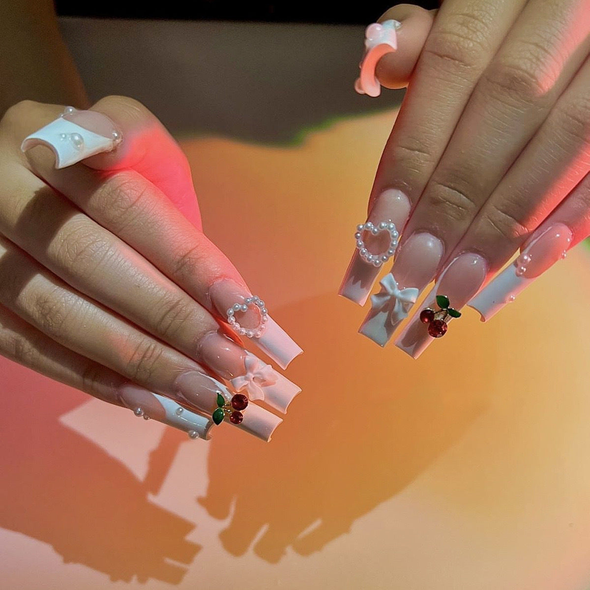 Kunstnagelset mit eleganten 3D-Verzierungen und Perlenakzenten Brehn