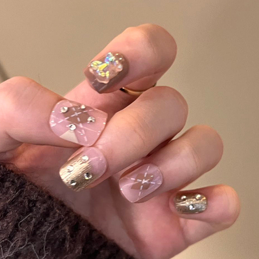 Kunstvolle Nagelkunst mit elegantem Blüten-Design und Glitzerakzenten Brehn