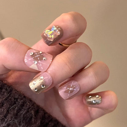 Kunstvolle Nagelkunst mit elegantem Blüten-Design und Glitzerakzenten Brehn