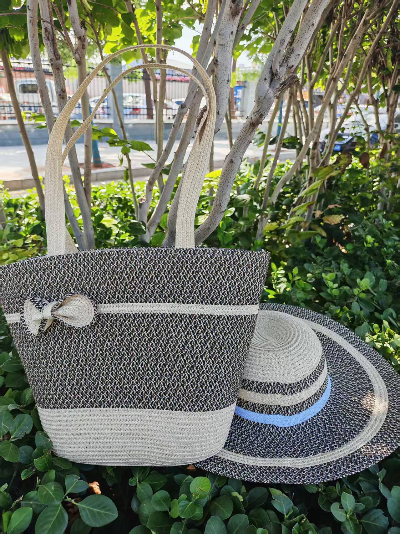 Eleganter Sonnenhut mit Breiter Krempe und Dezentem Streifenmuster Brehn