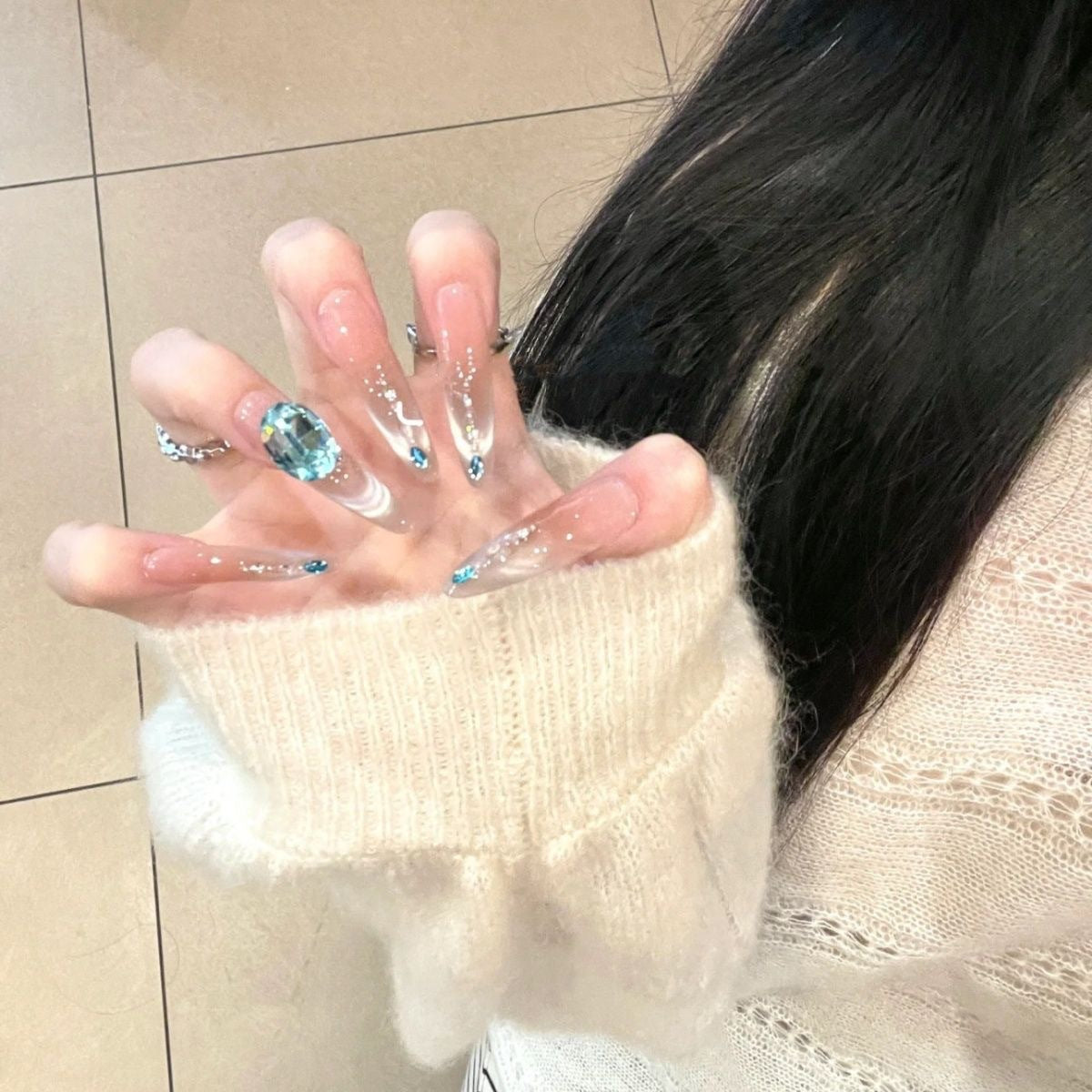 Künstlerische Stiletto Press-On Nagelkunst mit schimmernden Akzenten Brehn