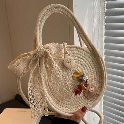 Handgefertigte Blumenakzent-Strohtasche