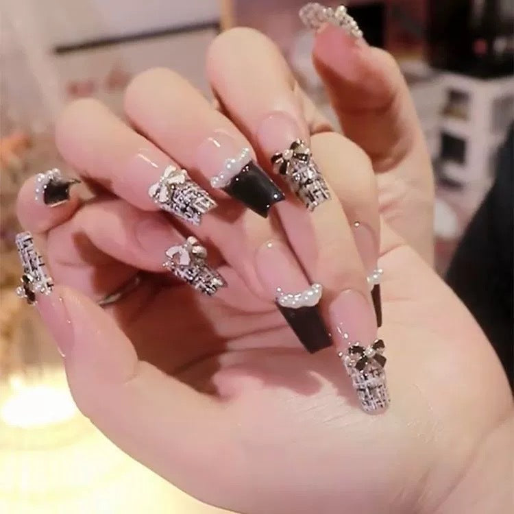 Glamouröse Nageldesigns mit Perlen- und Strass-Akzenten Brehn
