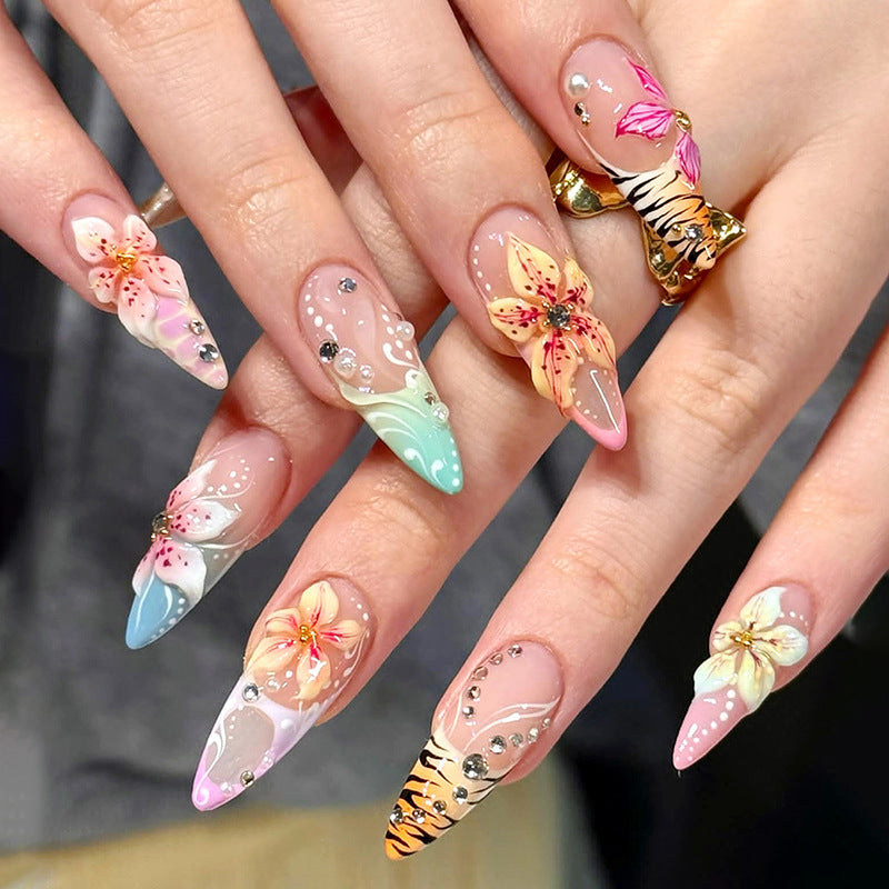 Kunstvolle Nagelset mit floralen Akzenten Brehn