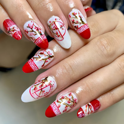 Kunstnägel mit floralen Akzenten Brehn