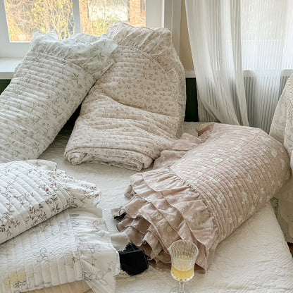 Geknöpftes Blumen-Rüsch-Bettüberwurf-Set mit wendbarem Leichtquilt und dekorativen Kissenbezügen