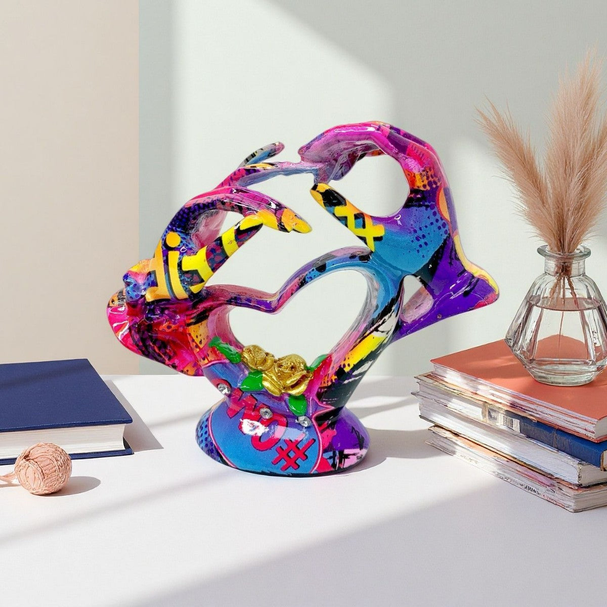 Künstlerische Herzskulptur mit detailreicher Malerei Brehn