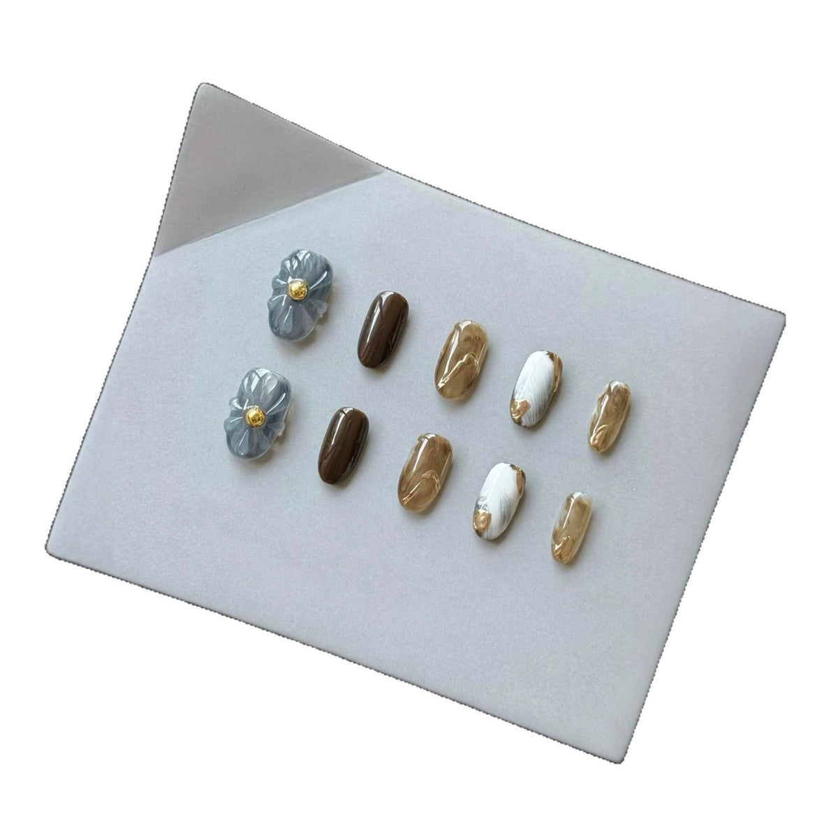 Künstlerisches mit Blumenakzenten verziertes Press-On-Nagel-Set
