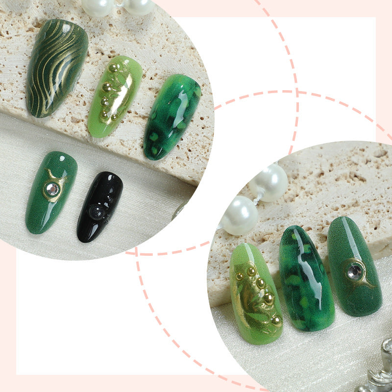 Künstlerisches Press-On Nagelkunstset mit Smaragd- und Gold-Designs Brehn