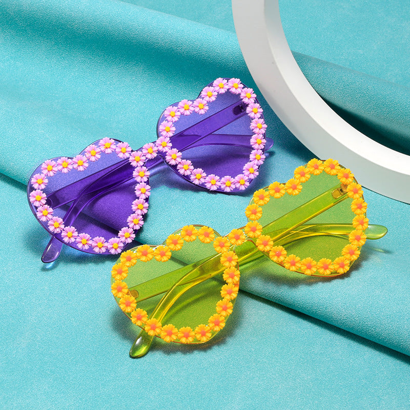 Damen Liebesförmige Sonnenbrille mit floralen Verzierungen Brehn