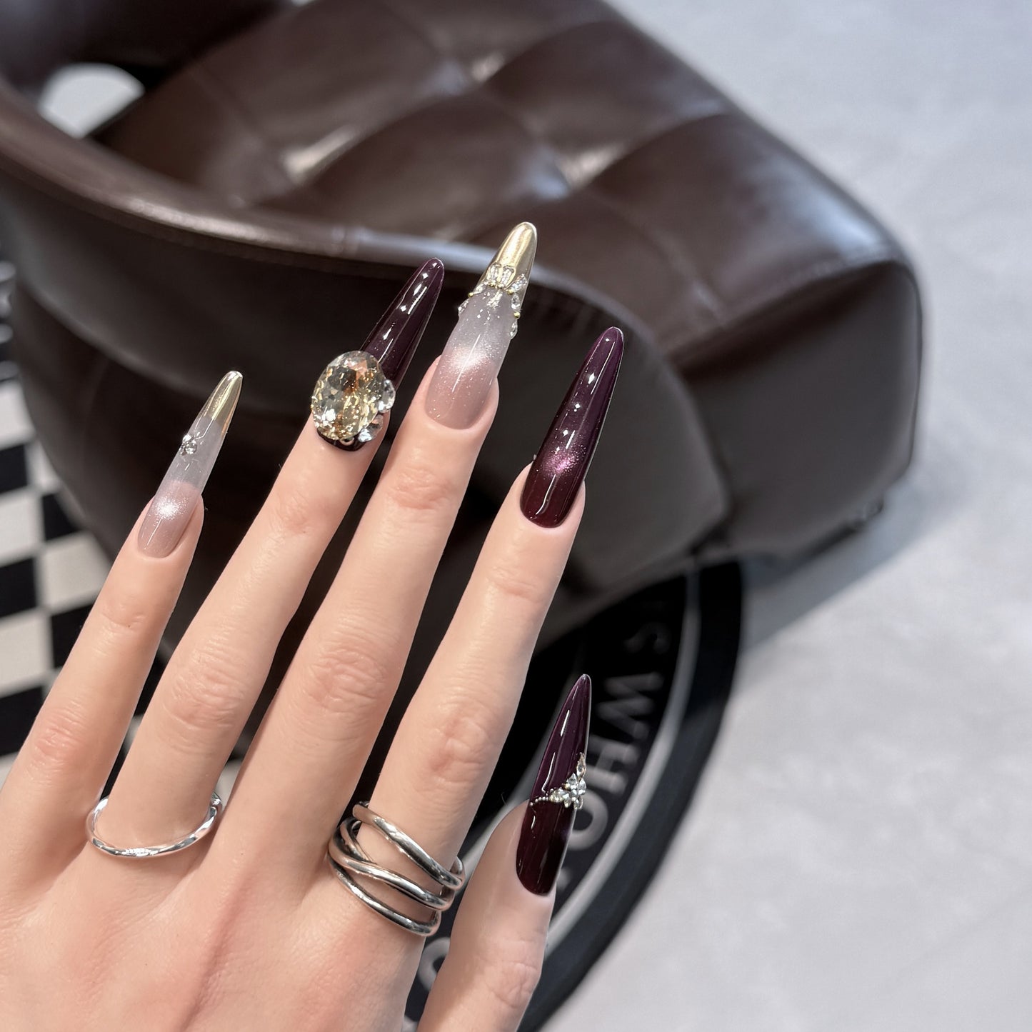 Elegante Stiletto Press-On Nagelset mit dekorativen Juwel-Akzenten Brehn