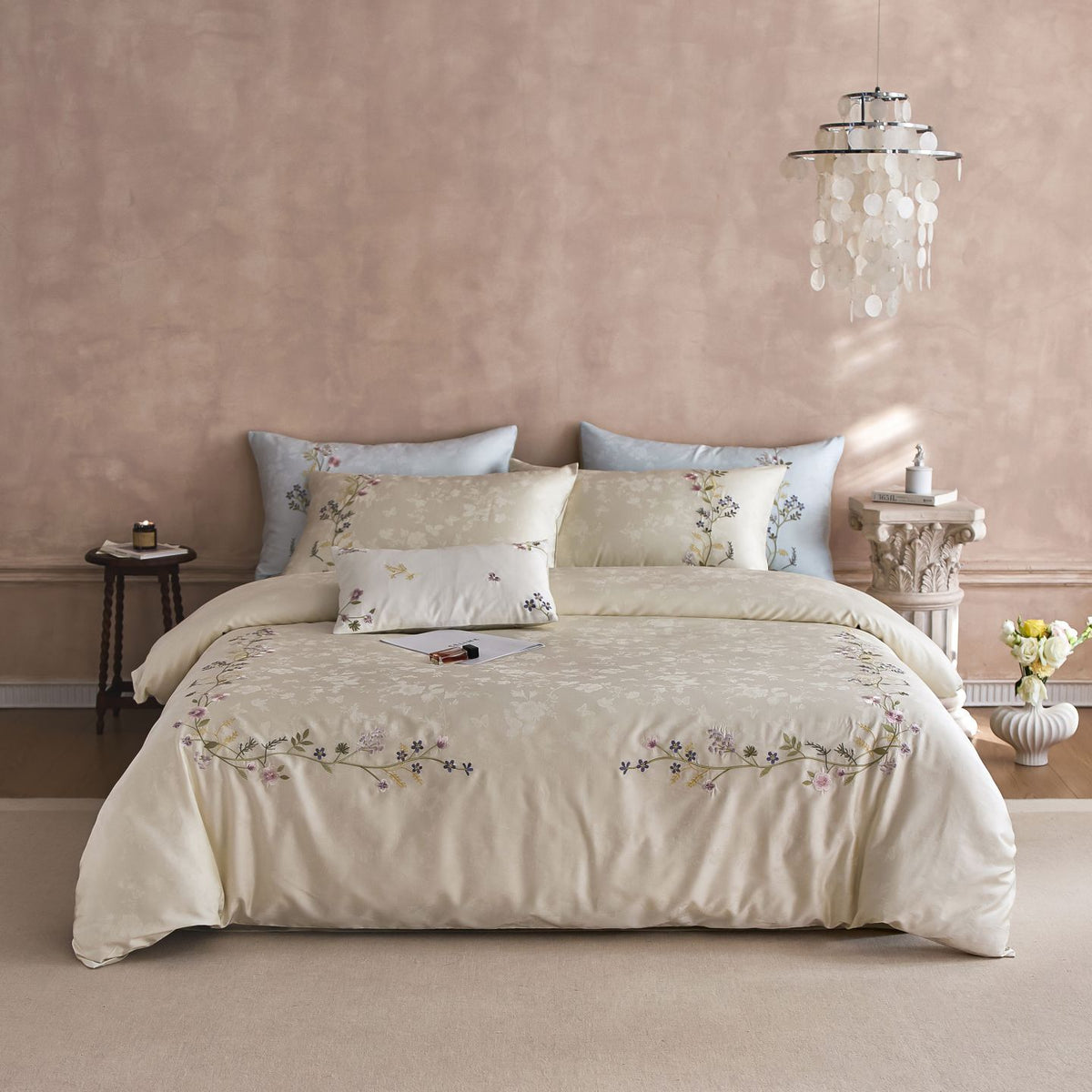 Satin-Bettbezug-Set mit feiner Blumenstickerei und Jacquardstruktur