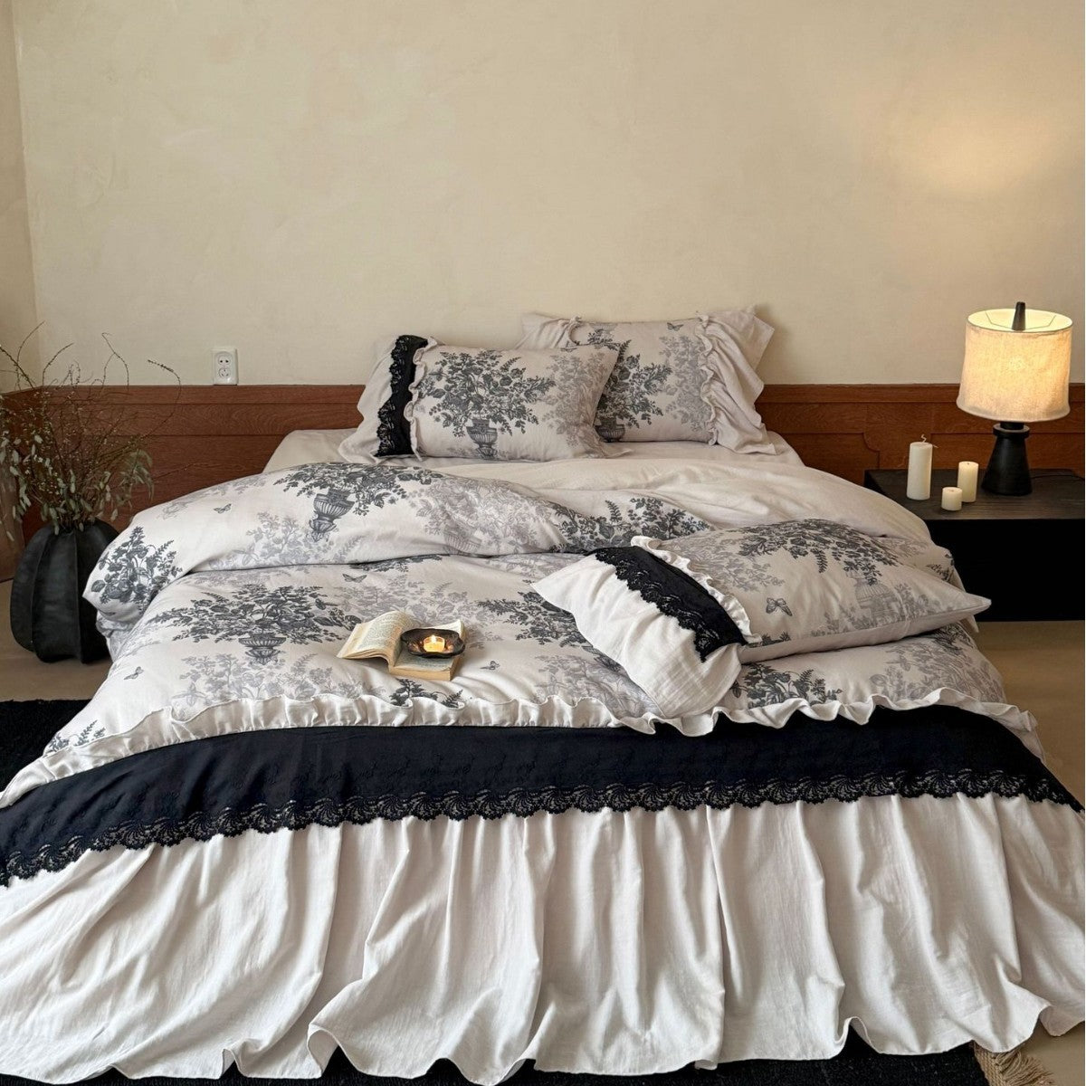 Bettwäsche‑Garnitur im Toile‑Vintage‑Stil mit Volant, Spitzenbordüre und Bettrock