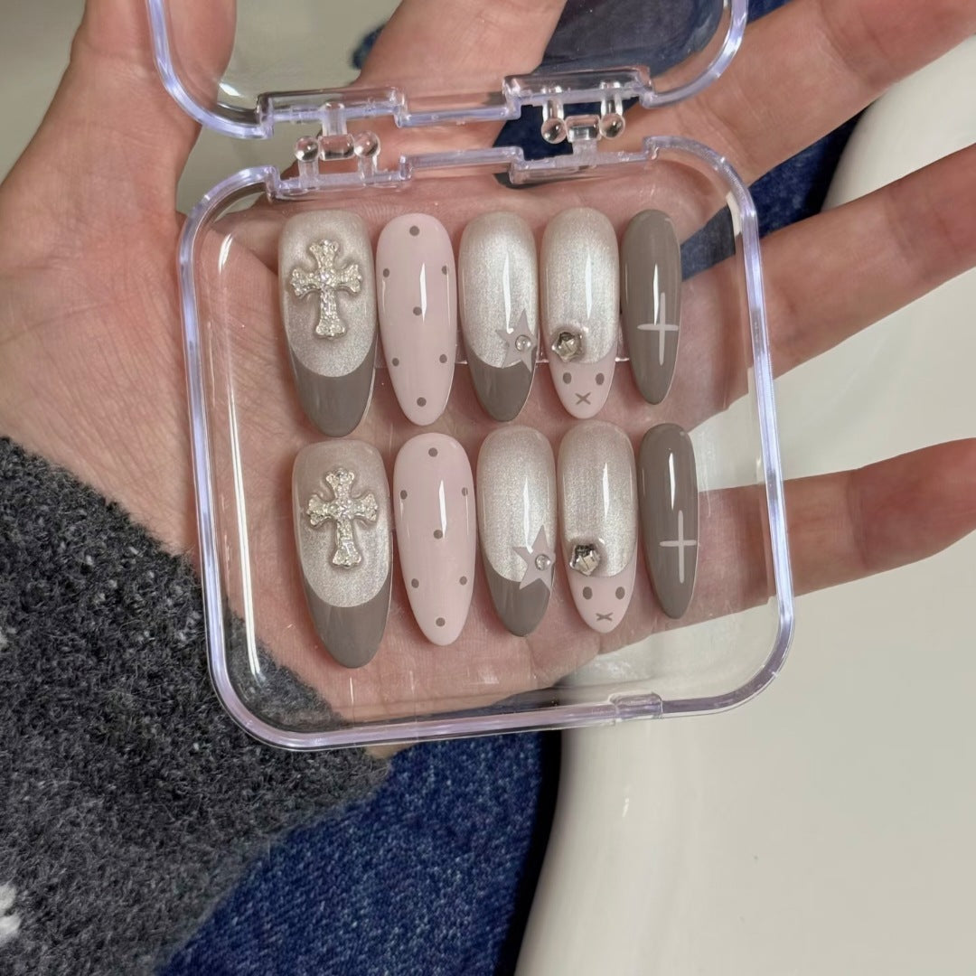 Dekoratives Press-On-Nagelset mit einzigartigem künstlerischen Design