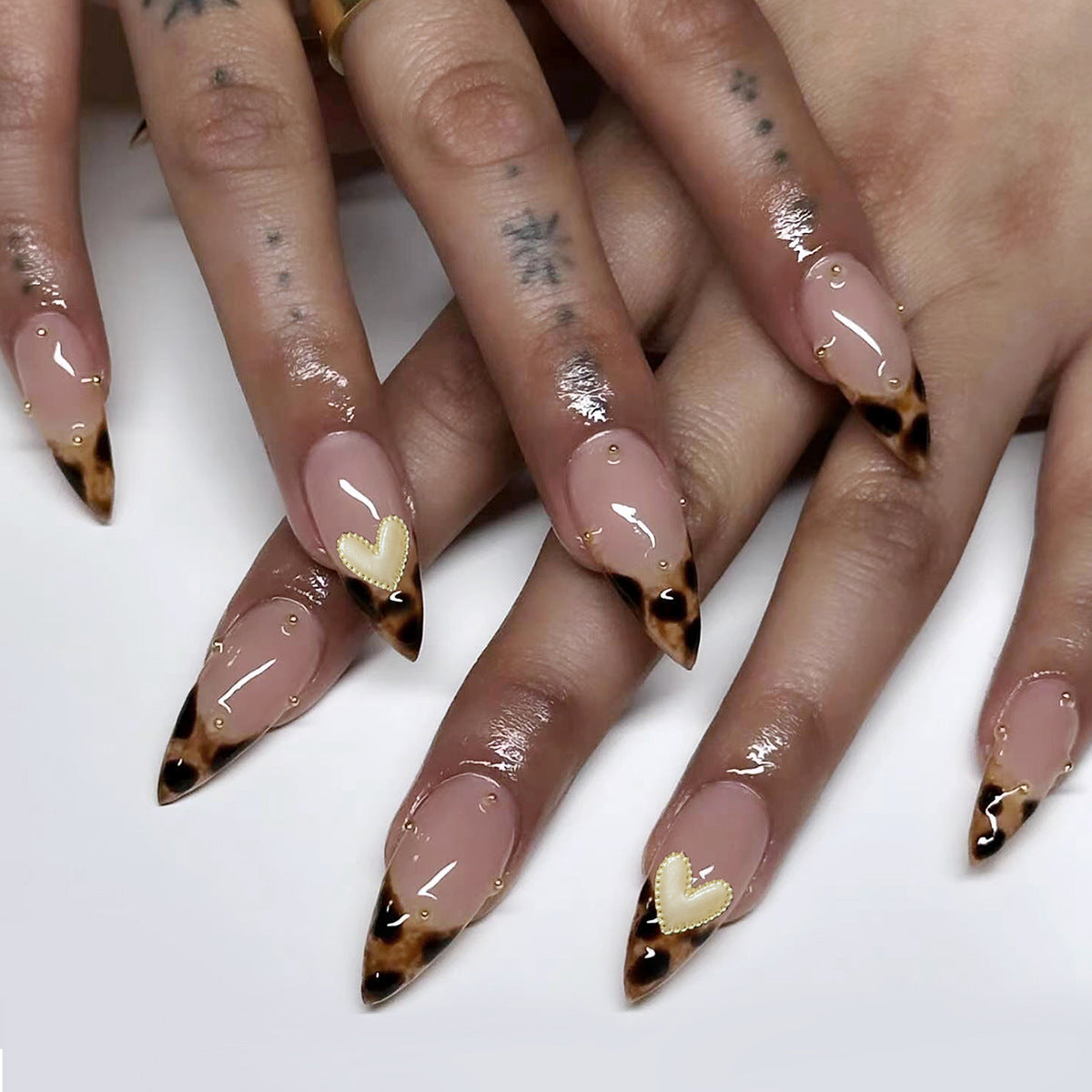 Kunstvolle Stiletto-Nägel mit trendigem Animal-Print Brehn