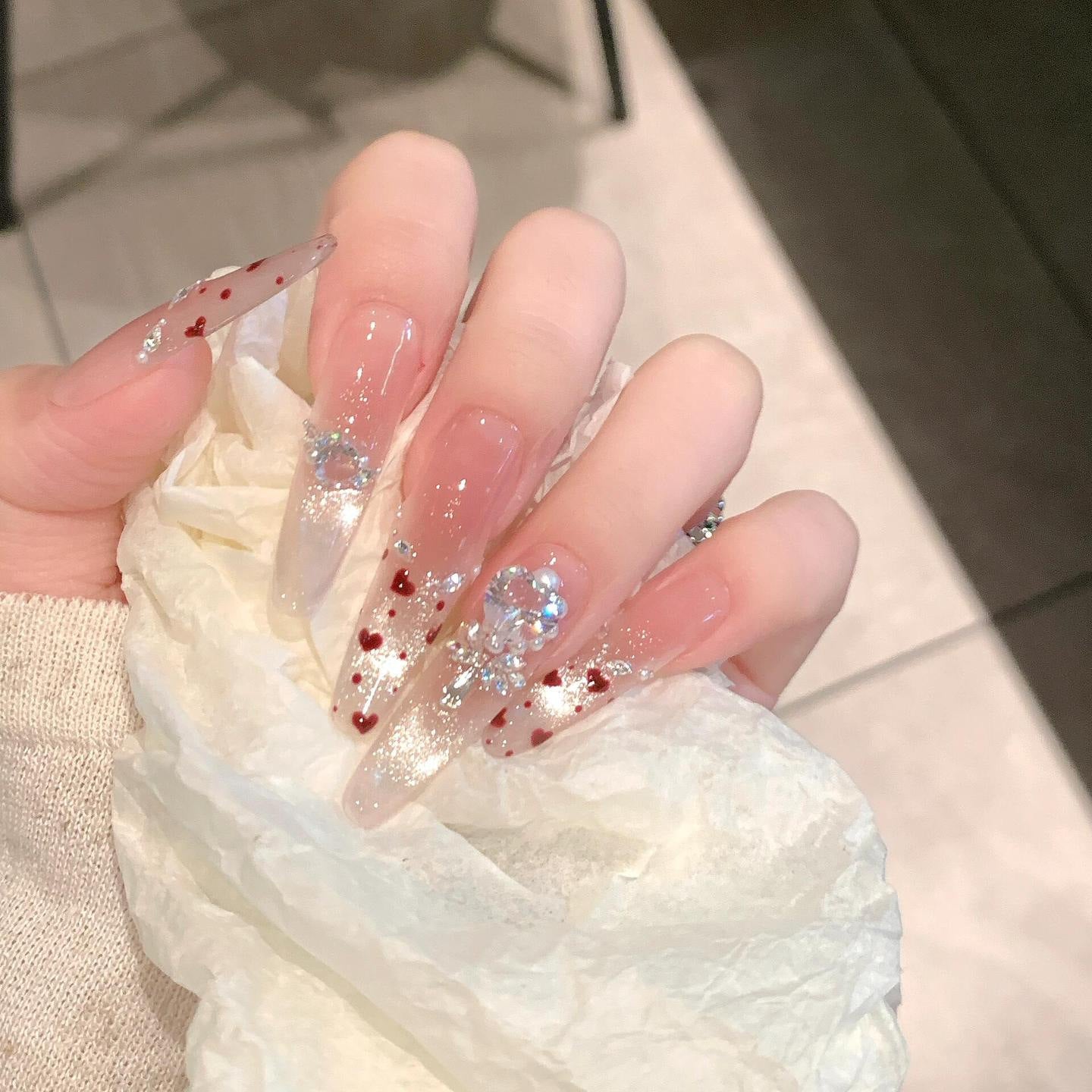 Kunstnagelset mit Funkelnden Strass- und Herzdesign Brehn