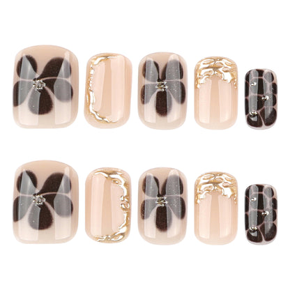Kunstvolle Nagelkunst mit eleganten goldenen Akzenten Brehn
