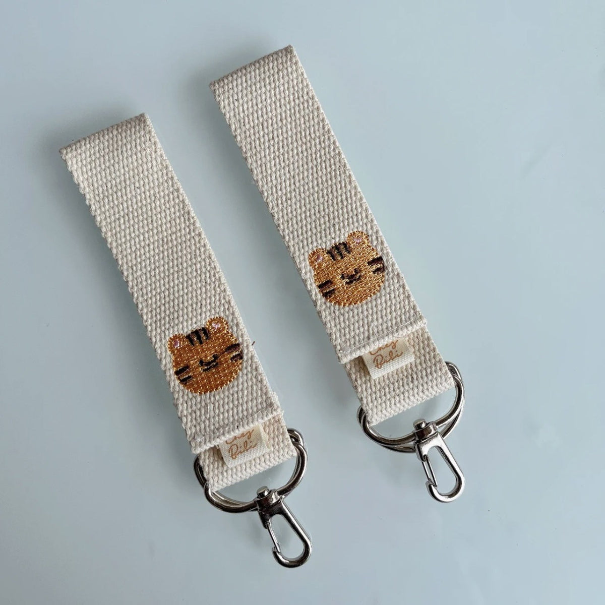 Gewebtes Schlüsselband mit gesticktem Bärenmotiv und drehbaren Metallclips