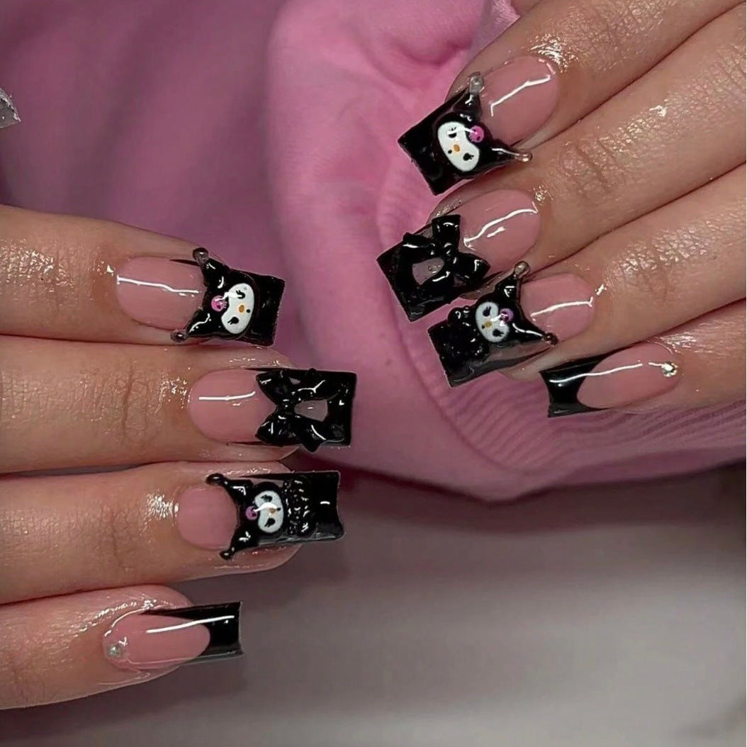 Kunstnagelset mit festlichen winterlichen Motiven und verspielt-glänzenden Akzenten Brehn