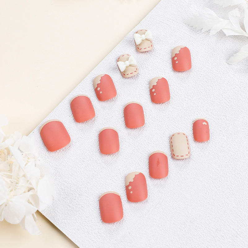 Kunstvolle Nagelnägel mit dekorativen Bogenmotiven und French-Spitzen Brehn