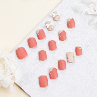 Kunstvolle Nagelnägel mit dekorativen Bogenmotiven und French-Spitzen Brehn