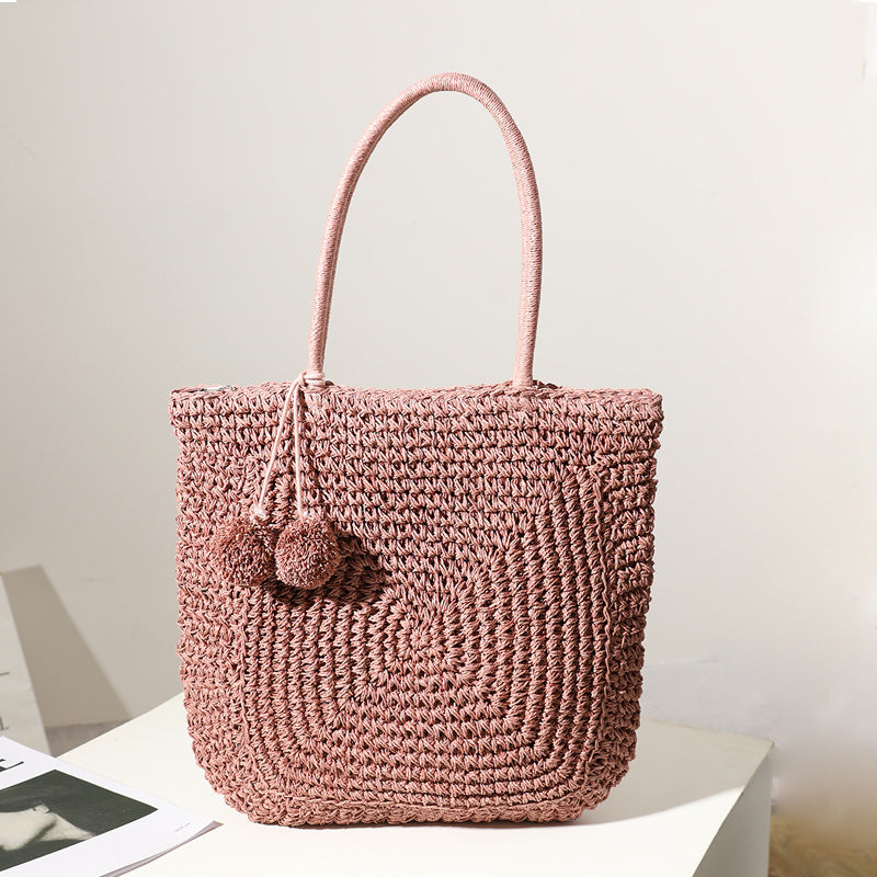 Handgefertigte Basttasche mit Pompon Details Brehn