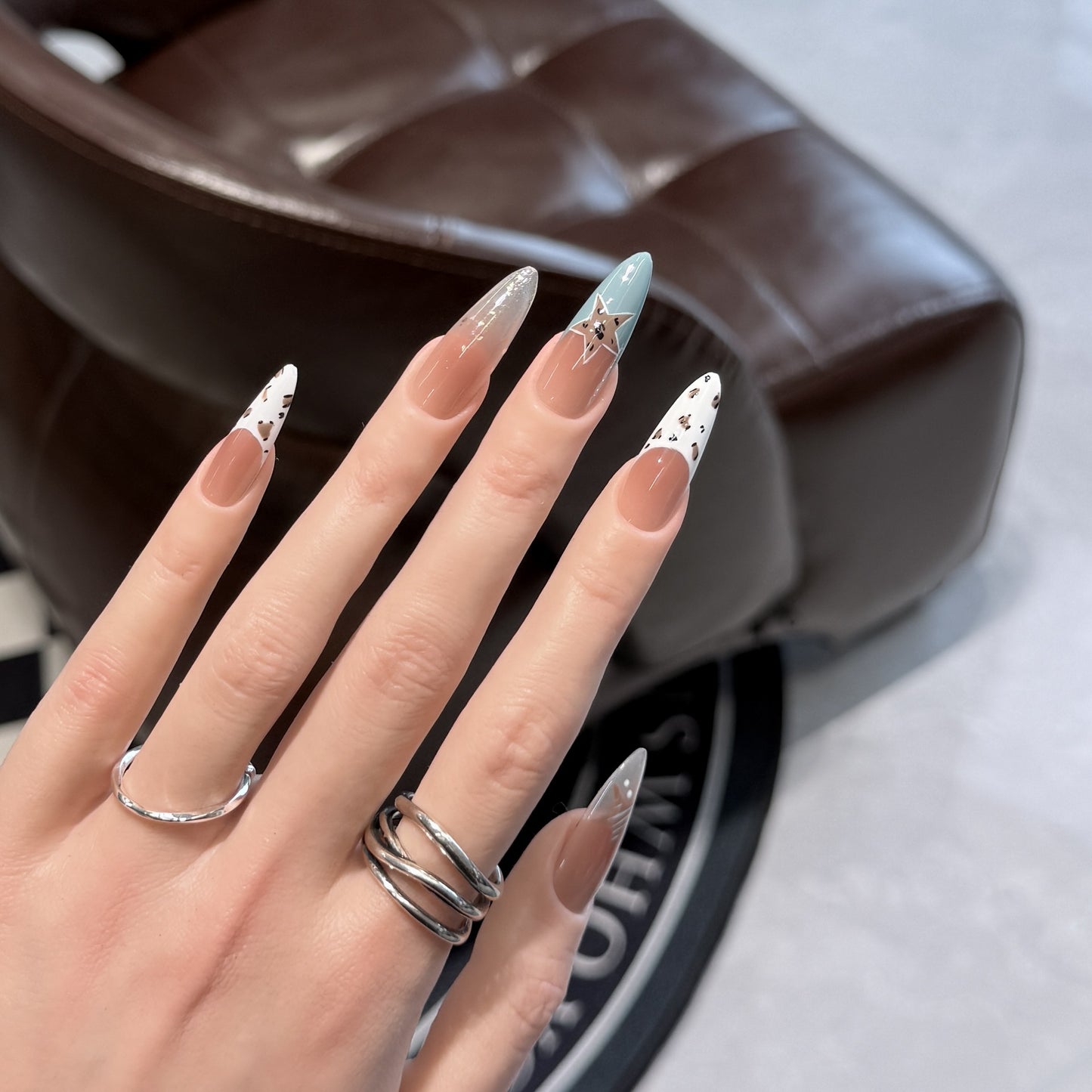 Elegantes Stiletto Press-On Nagelset mit künstlerischen Akzenten Brehn