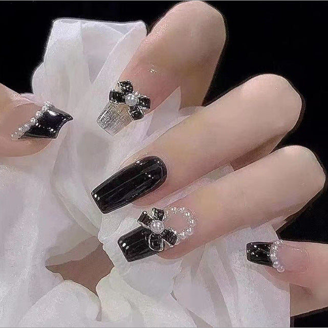 Kunstvolle Nagelkunst mit Glitzer- und Blumenapplikationen Brehn