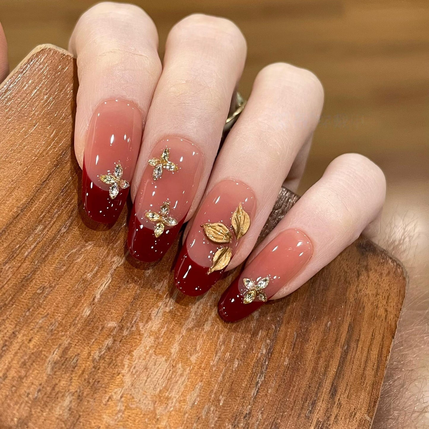 Kunstnägel mit Luxuriösen Blumen- und Glitzerelementen Brehn